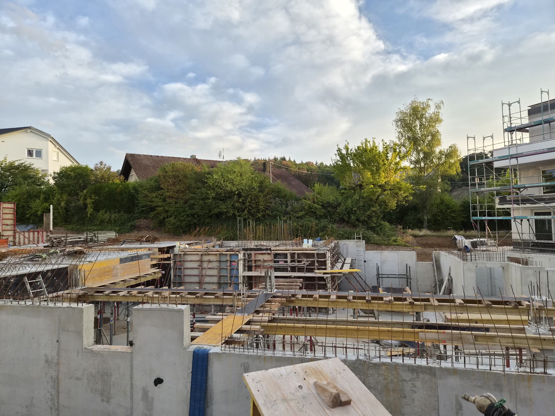 Baustelle von CT Bautechnik – Rohbau mit Bewehrung und Deckenschalung im Raum Ludwigsburg